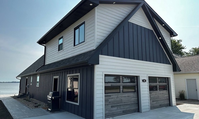 Hayes House | ~ NEWLY REMODELED~ Spacious 4-bedroom house with WiFi on beautiful Storm Lake