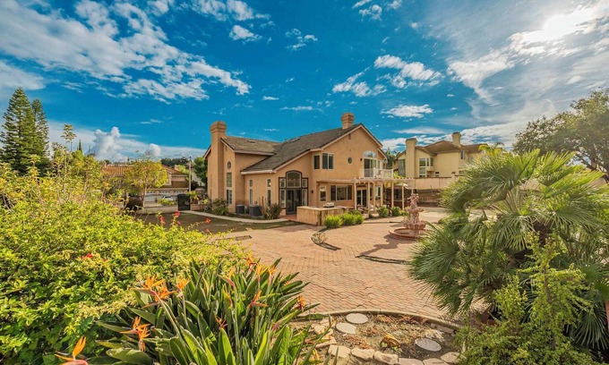 Valle Lindo House | Newly Remodeled Suburban House