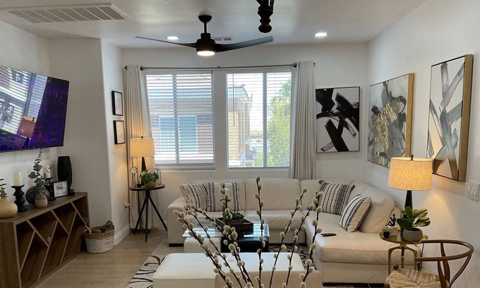 Centennial Hills House | Newly Remodeled Townhome 20 Minutes From the Strip