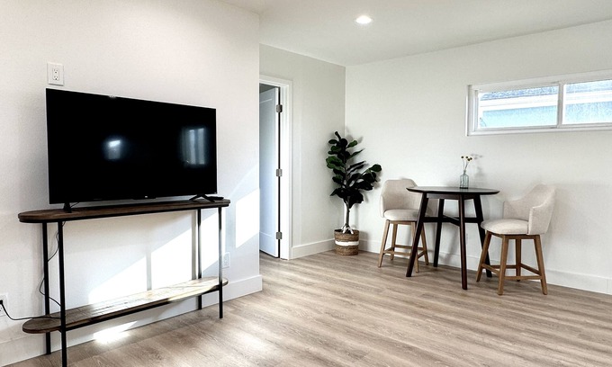 Ventura House | Newly remodeled unit - 5 mins from the beach!