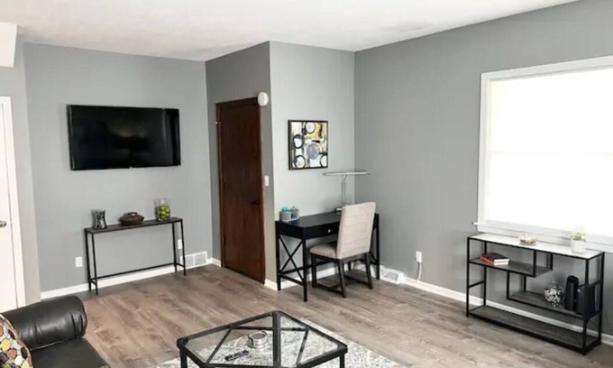 Cuyahoga Falls House | Newly Remodeled in Cuyahoga Falls! Close to everything!