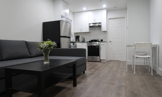 Knight House | Newly remodelled Charming 1 bedroom with AC, Wife, Heating and Easy parking