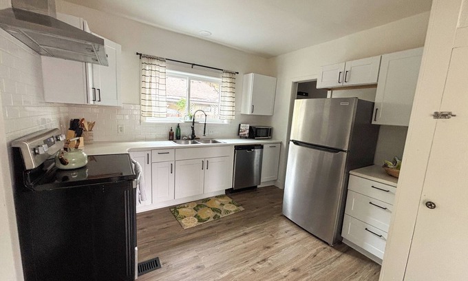 West Salem House | Newly Rennovated! Modern Century Charm