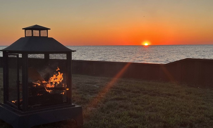 Pointe aux Roches Cottage | Newly Renovated Waterfront Cottage Lake St. Clair