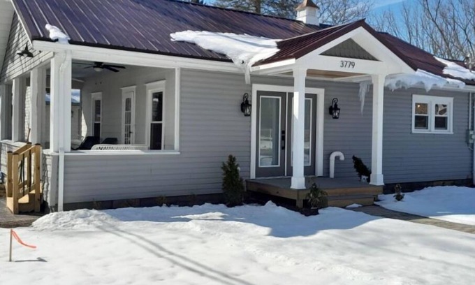 Greenhurst House | newly renovated 2 bath 2 bed on quiet street with lake view