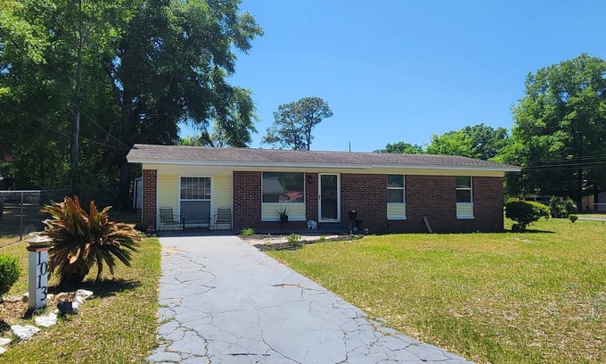 Tallahassee House | Newly renovated 2 Bed 1.5 Bath Bungalow near Universities