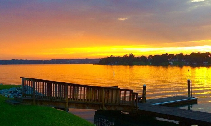 Smith Mountain Lake Condo | Newly Renovated 2 bedroom with loft 1.5 bathrooms, beautiful views, pool, condo