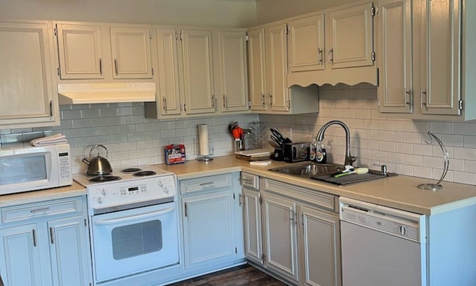 Mount Airy Condo | Newly Renovated 2 Bed Condo mins from Downtown!