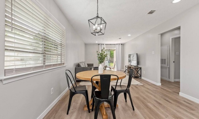 Villa West House | NEWLY Renovated 2b/1b ~ 2 Miles from CAMPUS!
