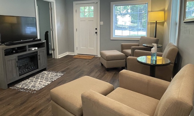 Greensboro House | Newly Renovated 2B/2BA Home! Just minutes from dining, shopping & downtown area!