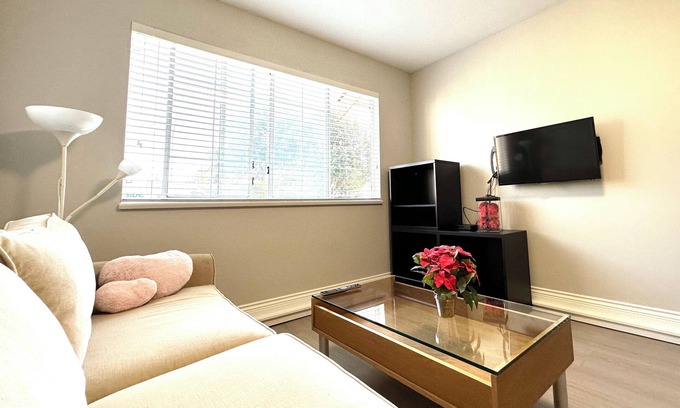 Delta House | Newly renovated 2B1B Private Suite in Ladner