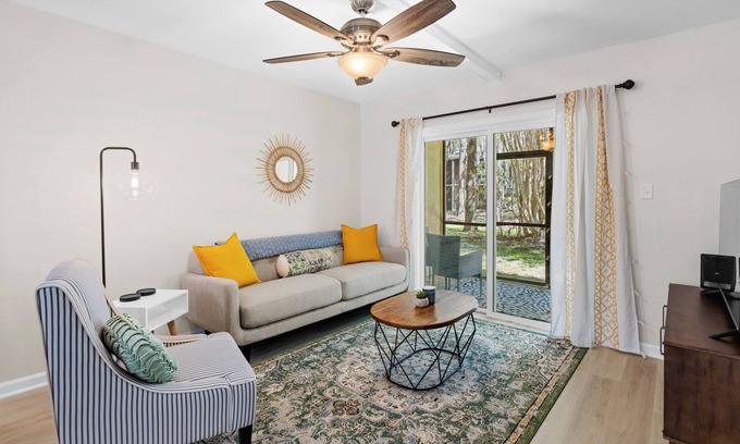 Windsor Forest Condo | Newly Renovated 2bd/2ba Condo * Pool * 30+ day stays