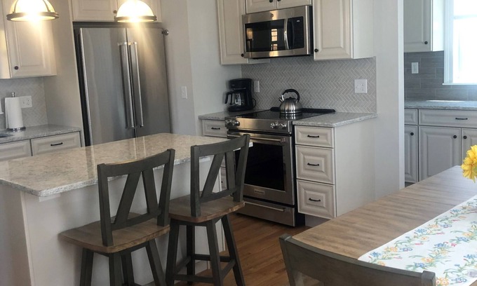 Stonington House | Newly renovated 3 bedroom/2 bath home one block from Dubois beach!