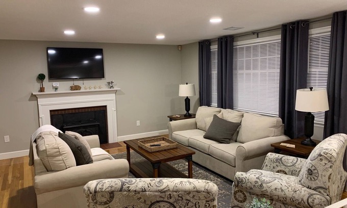 Canton House | Newly renovated.3 Bed/2 Bath close to Boston, Gillette Stadium & trains.