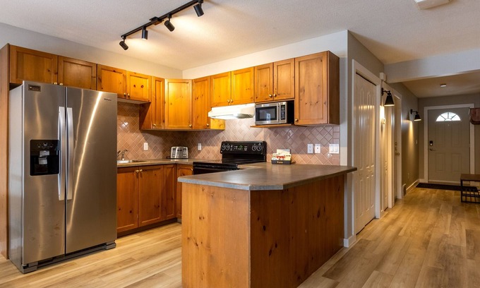 East Kootenay Condo | Newly Renovated 3 Bedroom l Sleeps 8