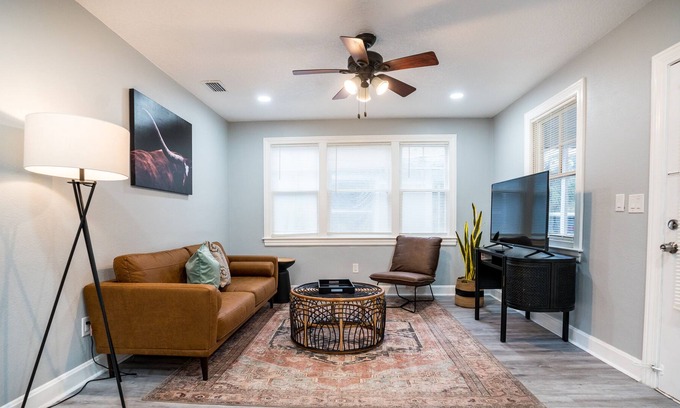 Lakeshore South House | Newly Renovated 3 Bedroom House Near Murray Hill