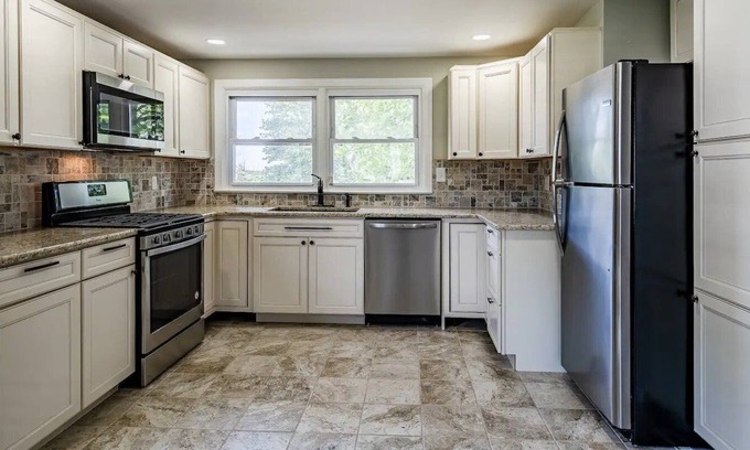Wilmington House | Newly Renovated 4 bedroom home W/big yard and driveway