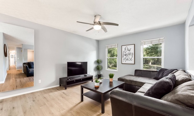 Columbus House | NEWLY RENOVATED 4 bed home w/back yard and deck
