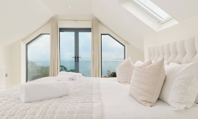 Carbis Bay House | Newly renovated 4 en-suite bedrooms, panoramic sea views, Hot Tub, EV charger