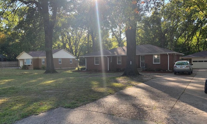 Whitehaven House | Newly renovated 5BR near Graceland, Elvis Presley