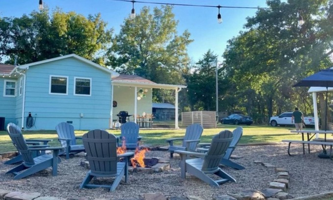Porum House | Newly Renovated Amazing Lake Retreat! Sleeps 11- Walk to Water & Boat Ramp!