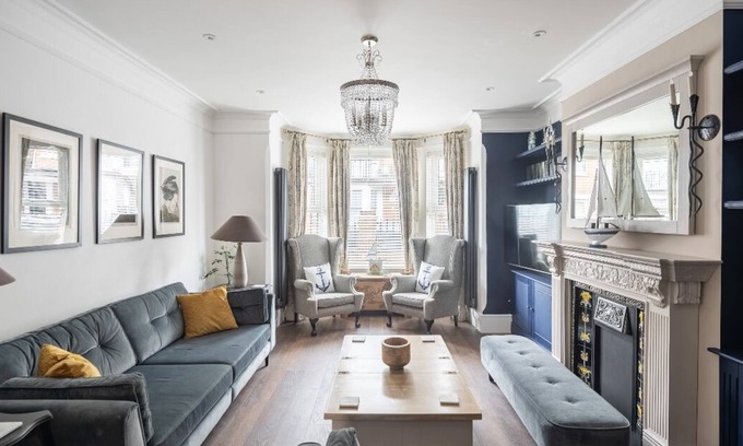 Felixstowe House | Newly Renovated and Modernised 5 Bedroomed Seaside Victorian House. Sleeps 10-12