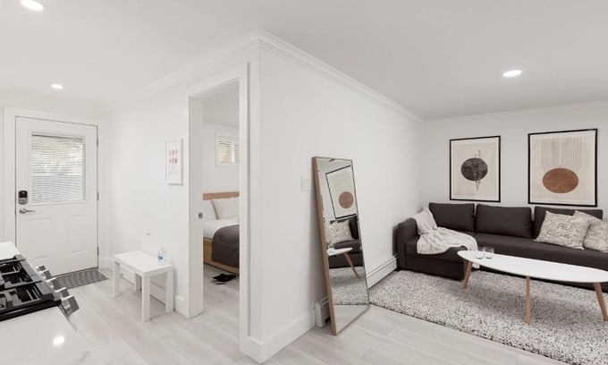 Burnaby House | Newly Renovated and Tastefully Furnished 1 BD- 1Bath Suite