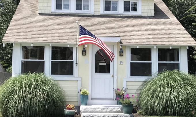 Saybrook Manor Cottage | Newly Renovated Beach Cottage in Old Saybrook CT - AIR CONDITIONED - ACADEMIC