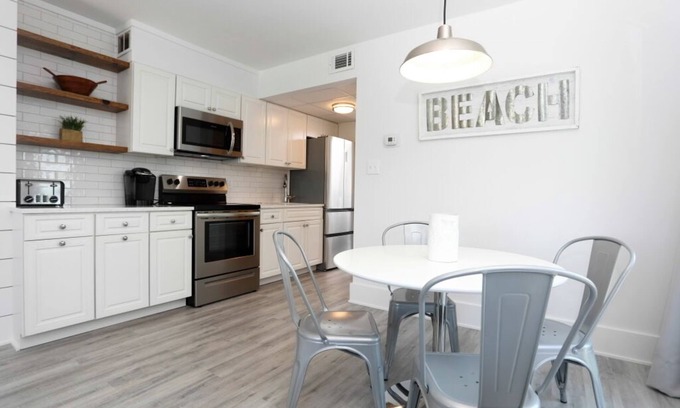 Admiral Estates Condo | Newly renovated Beach Block Condo with Pool