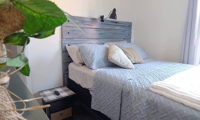 Midland House | Newly Renovated Big 5 Bedroom Stay