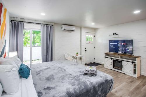 Rochester Apartment | Newly Renovated Bright Studio