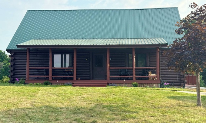 Spencerville Cabin | Newly Renovated Cabin Sleeps 12 Comfortably!