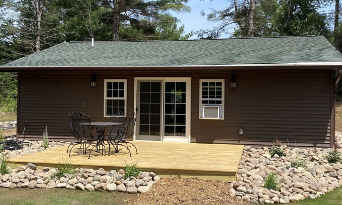 Tomahawk Cabin | Newly Renovated Cabin (dog friendly)
