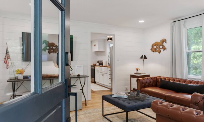 Franklin Cottage | Newly Renovated Charming Little Leiper's Cottage