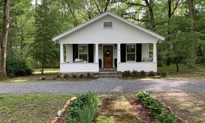 Mentone House | Newly Renovated Cottage - Walk to Historic Downtown Mentone