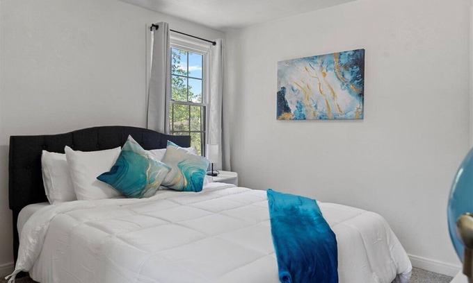 Springfield Apartment | Newly Renovated Cozy 2-bedroom1-bath with a Luxurious Massage Chair