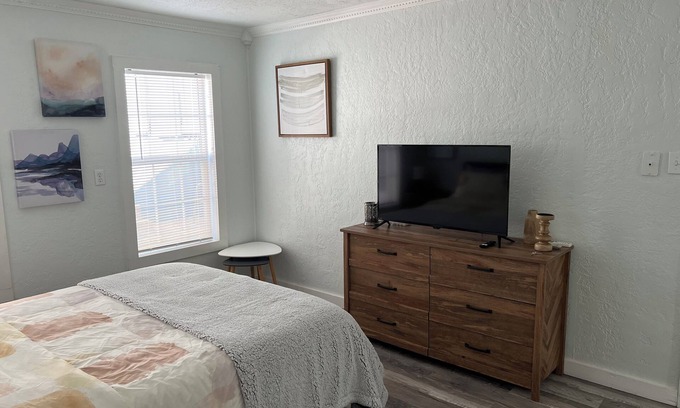 Lawton Cottage | Newly renovated cozy cottage, located in the backyard of my home.