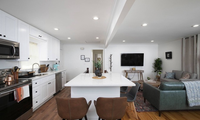 Smyrna House | Newly Renovated Cozy Rustic Home l 10 min from Truist Park
