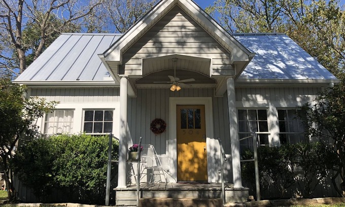 Caldwell House | Newly Renovated Craftsmen Cottage minutes to Texas A&M