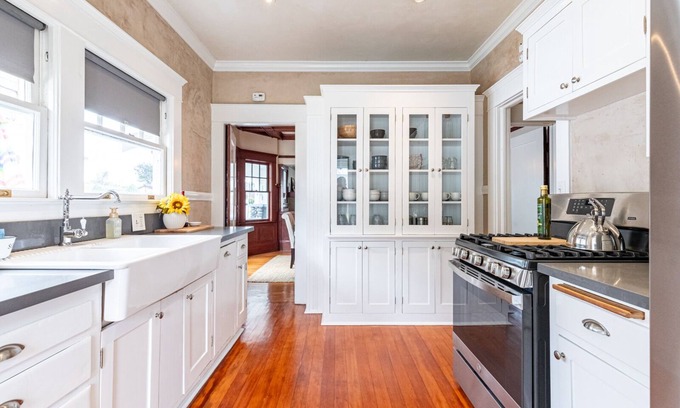 Westmont House | Newly Renovated Craftsman minutes to Claremont Village & Colleges.