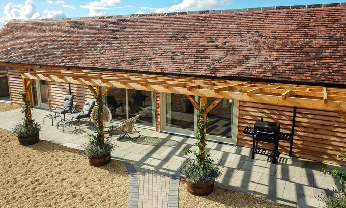 Haresfield House | Newly Renovated Dairy Barn on Idyllic Cotswold Farm
