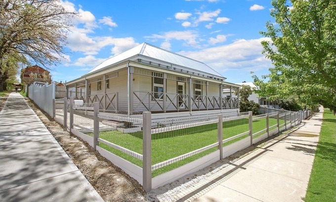 Beechworth House | Newly renovated, dog-friendly, 5 minute walk to town!