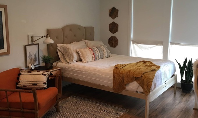 Daphne Apartment | Newly Renovated Dreamy Boho With Bay View