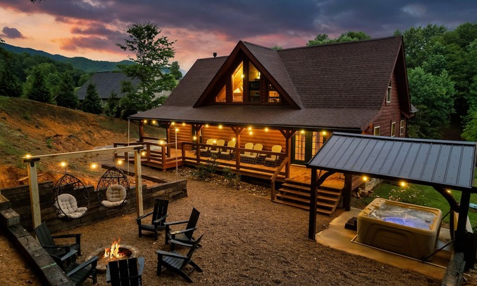 Gatlinburg - Pigeon Forge Cabin | Newly Renovated! Fishing, Full Game Rm, Hot Tub!