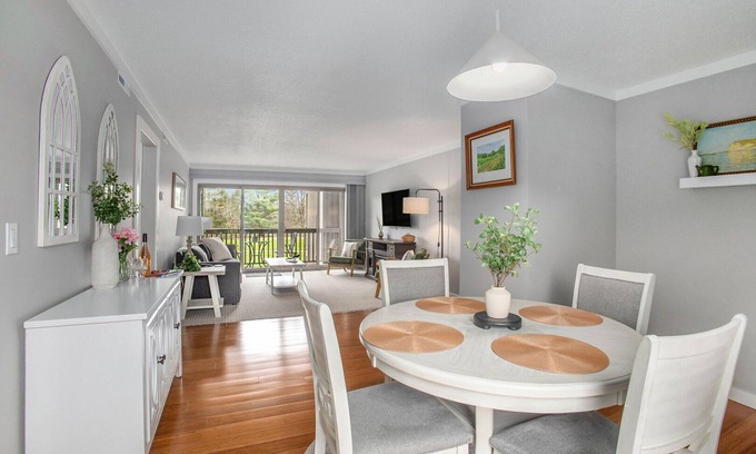 Acme Condo | Newly Renovated Fore Seasons!