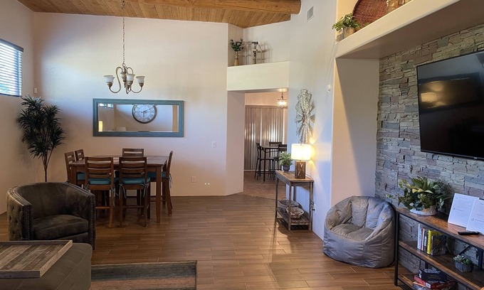 Sierra Vista House | *Newly renovated home!* Staycation at the Legends