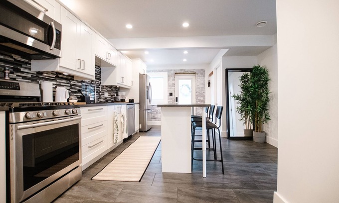 Cultus Lake House | NEWLY Renovated House at Main beach, Cultus Lake!