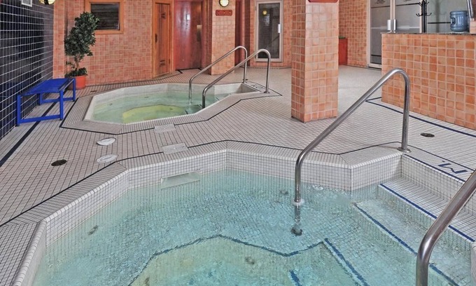Banff Apartment | Newly Renovated King Room in DT Banff! Sauna