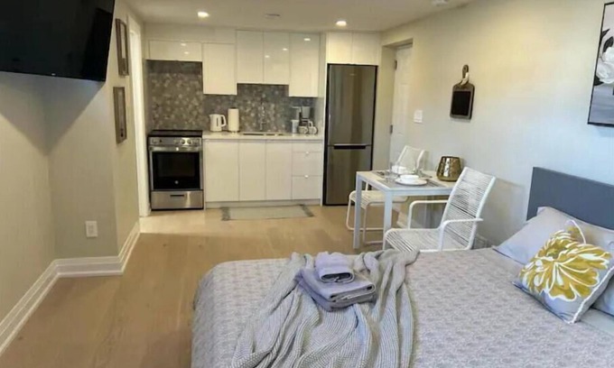 Lakeview Apartment | Newly Renovated LakeView Retreat