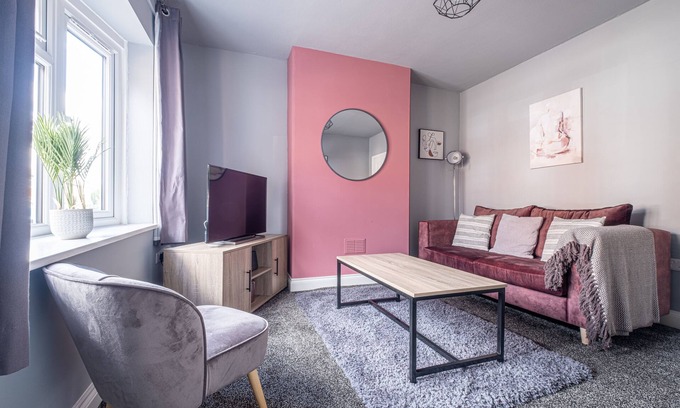 Birstall House | *NEWLY RENOVATED* Lawn Lodge by Our Home Short Stays